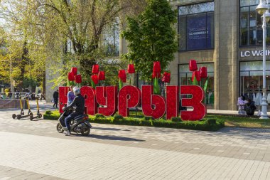 Almaty Şehri Kazakistan. 5 Mayıs 2023. Almaty 'deki Arbat Bulvarı, Zhibek Zholy Caddesi. Panfilov Yürüyen Sokak