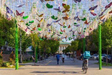 Almaty Şehri Kazakistan. 5 Mayıs 2023. Almaty 'deki Arbat Bulvarı, Zhibek Zholy Caddesi. Panfilov Yürüyen Sokak