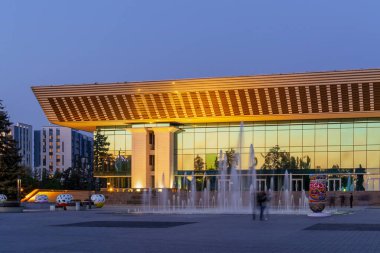 Almaty Şehri Kazakistan. 5 Mayıs 2023. Cumhuriyet Sarayı ve Gece Konser Salonu. (Eski Lenin Kültür Sarayı) SSCB Mimarlık Ödülü