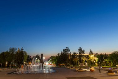 Almaty Şehri Kazakistan. 5 Mayıs 2023. Ünlü Kazak şair ve yazar Abay Kunanbayevat 'ın merkez meydanı ve çeşmeleri anıtı. Almaty Şehri, Kazakistan.