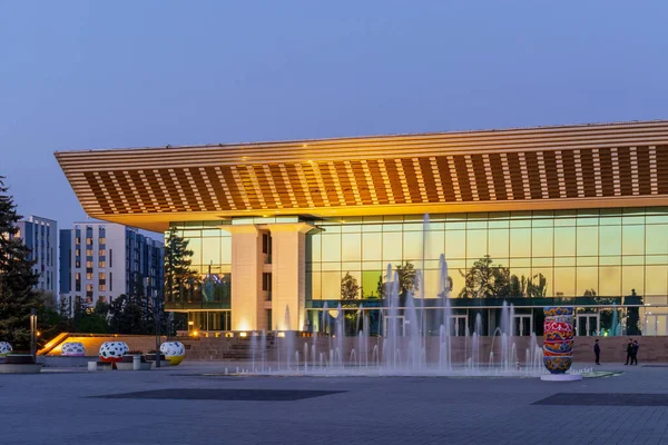 阿拉木图市哈萨克斯坦 2023年5月5日 共和国宫和音乐厅在晚上 前列宁文化宫 苏联国家建筑奖 — 图库照片