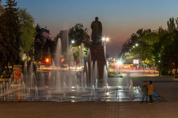 阿拉木图市哈萨克斯坦 2023年5月5日 哈萨克著名诗人和作家Abay Kunanbayevat的纪念碑和喷泉 哈萨克斯坦阿拉木图市 — 图库照片