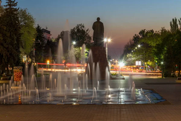 カザフスタンのアルマトイ市 2023年5月5日 有名なカザフスタンの詩人や作家アベイKunanbayevat中央広場や噴水の記念碑 カザフスタンのアルマトイ市 — ストック写真