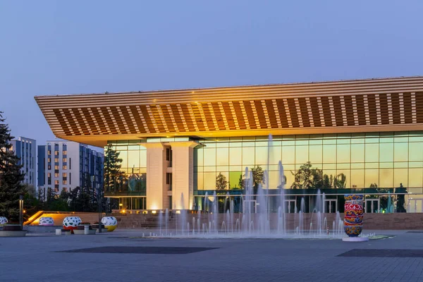 カザフスタンのアルマトイ市 2023年5月5日 夜の共和国宮殿とコンサートホール 旧レーニン文化宮殿 ソ連建築国家賞 ロイヤリティフリーのストック写真
