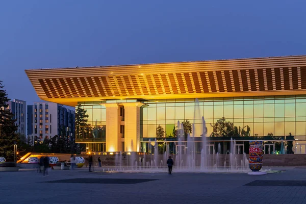 カザフスタンのアルマトイ市 2023年5月5日 夜の共和国宮殿とコンサートホール 旧レーニン文化宮殿 ソ連建築国家賞 ストックフォト