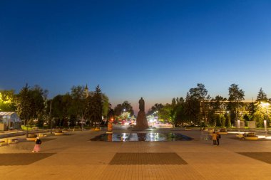 Almaty Şehri Kazakistan. 5 Mayıs 2023. Ünlü Kazak şair ve yazar Abay Kunanbayevat 'ın merkez meydanı ve çeşmeleri anıtı. Almaty Şehri, Kazakistan.