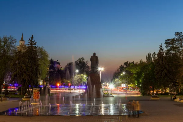 카자흐스탄의 2023 카자흐 작가인 아비에 기념비가 분수에 세워졌다 카자흐스탄의 알마티 — 스톡 사진