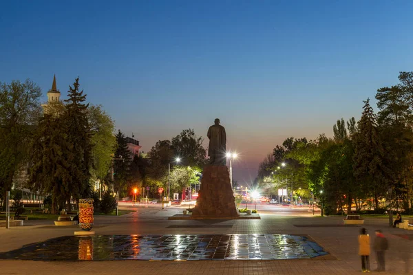 카자흐스탄의 2023 카자흐 작가인 아비에 기념비가 분수에 세워졌다 카자흐스탄의 알마티 — 스톡 사진