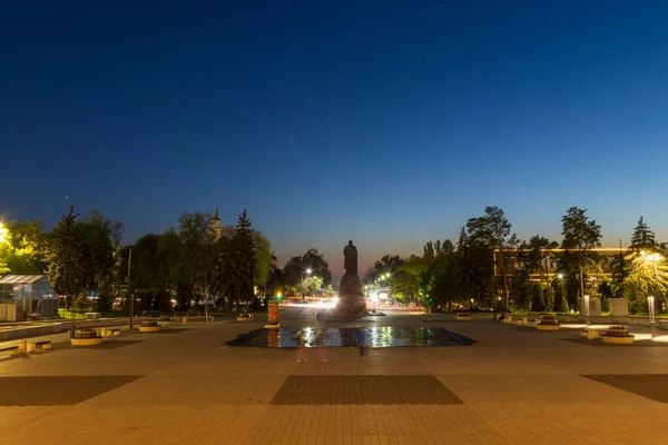 阿拉木图市哈萨克斯坦 2023年5月5日 哈萨克著名诗人和作家Abay Kunanbayevat的纪念碑和喷泉 哈萨克斯坦阿拉木图市 — 图库照片