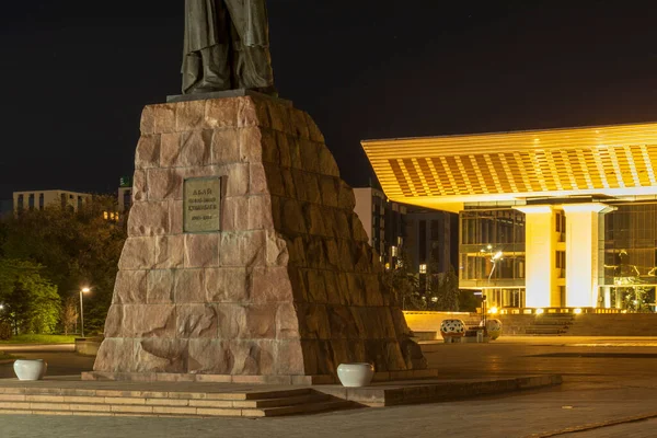 カザフスタンのアルマトイ市 2023年5月5日 中央広場にある有名なカザフスタンの詩人で作家のアベイ クンナバエフの記念碑 カザフスタンのアルマトイ市 — ストック写真