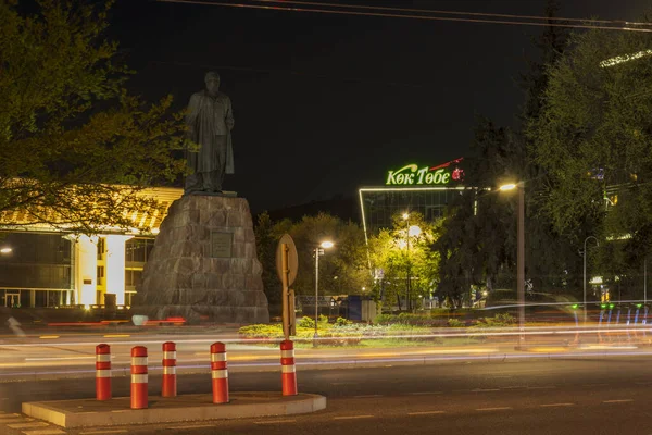 阿拉木图市哈萨克斯坦 2023年5月5日 哈萨克著名诗人和作家Abay Kunanbayev在中央广场的纪念碑 哈萨克斯坦阿拉木图市 — 图库照片