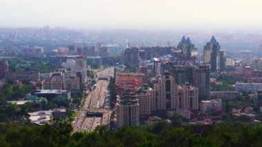 Almaty City Zaman Çizelgesi. Almaty Kazakistan 20 Haziran 2022. Alfarabi Bulvarı