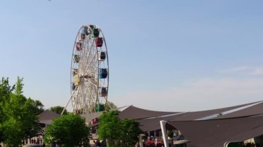  Almaty Şehri. Almaty Kazakistan 20 Haziran 2022. Almaty 'deki Kok Tobe Parkı' nda yaz günü