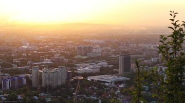  Almaty Şehri. Almaty Kazakistan 20 Haziran 2022. Görüntü Kok Tobe Hill 'den. Kazakistan Oteli. Almaty 'deki en popüler bina.