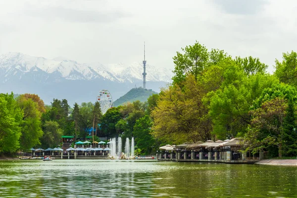  Almaty City Kazakistan 12 Mayıs 2023. Almaty şehrindeki Gorky Central Park