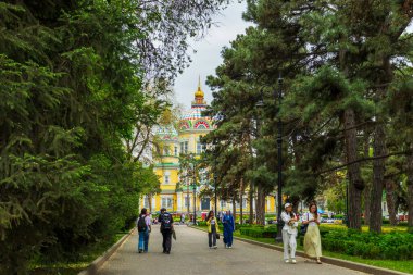 Almaty City Kazakistan 12 Mayıs 2023. Panfilov 'un Central Park' ı. Yükseliş Katedrali. Panfilov Park 'taki Rus Ortodoks Katedrali.