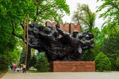 Almaty City Kazakistan 12 Mayıs 2023. Panfilov 'un Central Park' ı. Parktaki anıt 