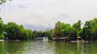 Almaty City Zaman Çizelgesi. Almaty Kazakistan 12 Mayıs 2023. Almaty şehrindeki Gorky Central Park
