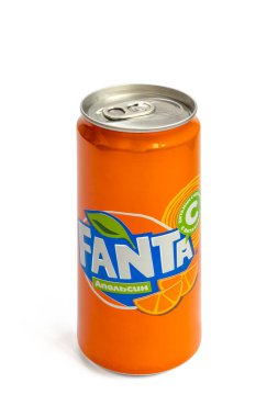 Fanta yapabilir. Sade beyaz arka planda izole edilmiş gazoz içeceği. Alüminyum teneke kutu beyaza izole edilmiş. Almaty Kazakistan 24 Nisan 2023