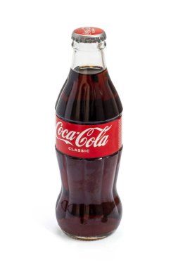 Coca Cola şişesi. Sade beyaz arka planda izole edilmiş gazoz içeceği. Beyazda izole edilmiş klasik şişe. Almaty Kazakistan 24 Nisan 2023