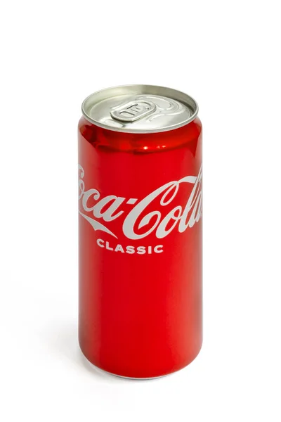 Coca Cola Může Nápoj Limonádou Izolovaný Bílém Pozadí Hliníková Plechovka — Stock fotografie
