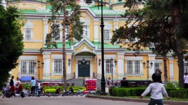 Almaty City Kazakistan 12 Mayıs 2022. Panfilov 'un Central Park' ı. Yükseliş Katedrali. Panfilov Park 'taki Rus Ortodoks Katedrali. 