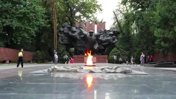 2022年7月8日阿拉木图哈萨克斯坦 潘弗罗夫中央公园公园内的 荣耀纪念碑 以28名Panfilov卫兵的名字命名 — 图库视频影像