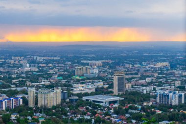 Almaty Kazakistan 19 Mayıs 2023. Almaty 'deki Kok Tobe Parkı' ndan şehir manzarası