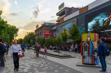 Almaty Şehri. Almaty Kazakistan. 25 Mayıs 2023. Almaty 'deki Arbat Bulvarı, Zhibek Zholy Pedestrian Caddesi. Panfilov Yürüyen Sokak