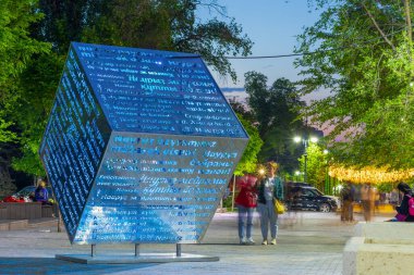 Almaty Şehri. Almaty Kazakistan. 25 Mayıs 2023. Almaty 'deki Arbat Bulvarı, Zhibek Zholy Pedestrian Caddesi. Panfilov Yürüyen Sokak