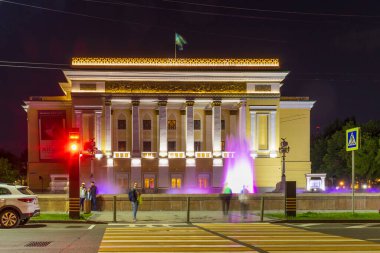 Almaty Şehri. Almaty Kazakistan. 25 Mayıs 2023. Geceleri Abay Opera Binası