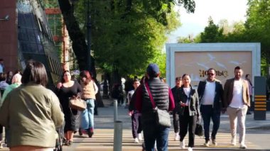 Almaty Şehri. Almaty Kazakistan. 5 Mayıs 2023. Almaty 'deki Arbat Bulvarı, Zhibek Zholy Pedestrian Caddesi. Panfilov Yürüyen Sokak
