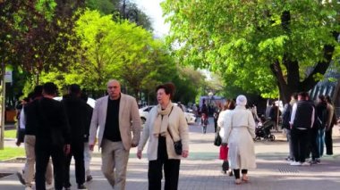 Almaty Şehri. Almaty Kazakistan. 5 Mayıs 2023. Almaty 'deki Arbat Bulvarı, Zhibek Zholy Pedestrian Caddesi. Panfilov Yürüyen Sokak