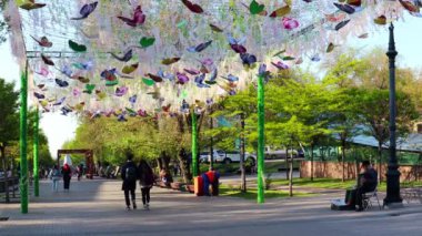 Almaty Şehri. Almaty Kazakistan. 5 Mayıs 2023. Almaty 'deki Arbat Bulvarı, Zhibek Zholy Pedestrian Caddesi. Panfilov Yürüyen Sokak