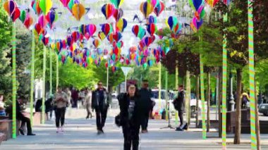 Almaty City Zaman Çizelgesi. Almaty Kazakistan. 5 Mayıs 2023. Almaty 'deki Arbat Bulvarı, Zhibek Zholy Pedestrian Caddesi. Panfilov Yürüyen Sokak