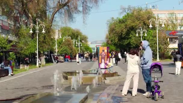 Almaty City Timelapse Almaty Kazajstán Mayo 2023 Avenida Arbat Almaty — Vídeos de Stock