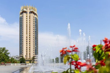 Almaty Şehri. Almaty Kazakistan. 14 Haziran 2023. Kazakistan 'ın Almaty şehrindeki Kazakistan Oteli. Almaty 'deki en kavak ağacı binası.