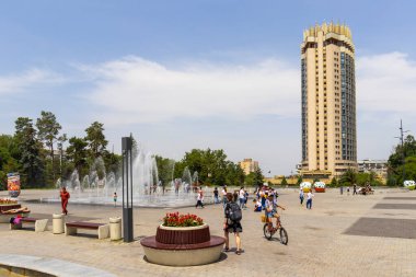 Almaty Şehri. Almaty Kazakistan. 14 Haziran 2023. Kazakistan 'ın Almaty şehrindeki Kazakistan Oteli. Almaty 'deki en kavak ağacı binası.