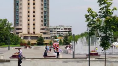 Almaty City Zaman Çizelgesi. Almaty Kazakistan. 14 Haziran 2023. Kazakistan 'ın Almaty şehrindeki Kazakistan Oteli. Almaty 'deki en kavak ağacı binası.