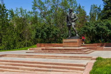 Almaty Şehri 1 Temmuz 2023. Kazakistan, Almaty, Dostyk Caddesi