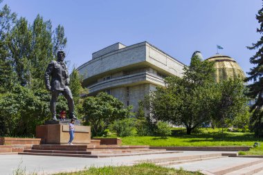 Almaty Şehri 1 Temmuz 2023. Kazakistan, Almaty, Dostyk Caddesi
