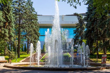 Almaty Şehri 1 Temmuz 2023. Kazakistan, Almaty, Dostyk Caddesi
