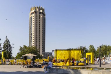 Almaty City 29 Temmuz 2023. Kazakistan, Almaty, Dostyk Caddesi. Kazakistan 'ın Almaty şehrindeki Kazakistan Oteli. Almaty 'deki en popüler bina.