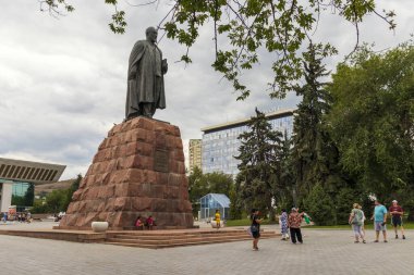 Almaty City 7 Ağustos 2023. Kazakistan, Almaty, Dostyk Caddesi. Ünlü Kazak şair ve yazar Abay Kunanbayevat 'ın merkez meydanı. Almaty Şehri, Kazakistan