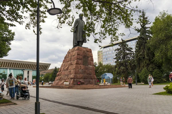 2023年8月7日 阿拉木图 哈萨克斯坦 阿拉木图 Dostyk大道 哈萨克著名诗人和作家Abay Kunanbayevat中央广场的纪念碑 哈萨克斯坦阿拉木图市 — 图库照片