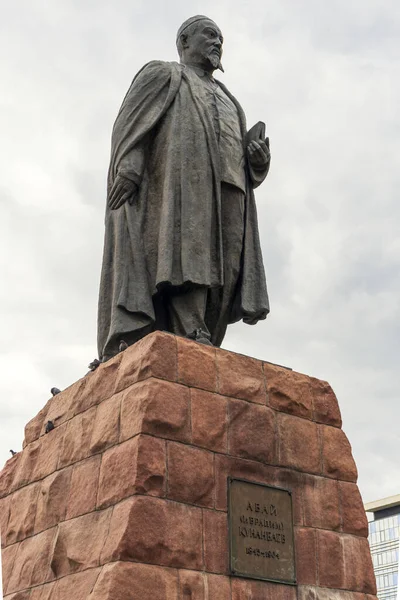 2023年8月7日 アルマトイ シティ カザフスタン アラマティ ドイク アベニュー 有名なカザフスタンの詩人で作家のアベイ カナンバエバートの中央広場の記念碑 カザフスタン — ストック写真