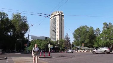 Almaty City Zaman Çizelgesi 29 Temmuz 2023. Kazakistan, Almaty, Dostyk Caddesi. Kazakistan 'ın Almaty şehrindeki Kazakistan Oteli. Almaty 'deki en popüler bina.