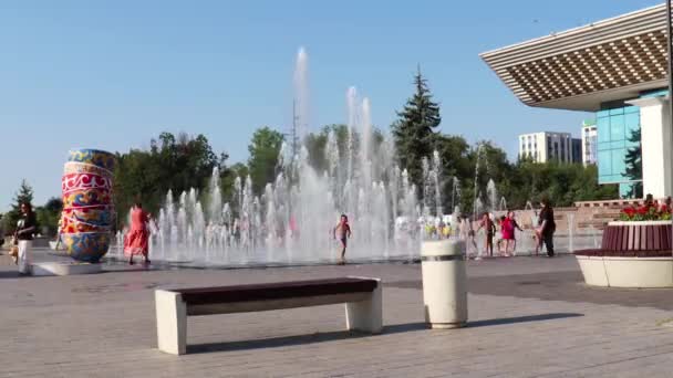 Almaty City Timelapse Ιουλίου 2023 Καζακστάν Αλμάτι Λεωφόρος Ντόστικ — Αρχείο Βίντεο
