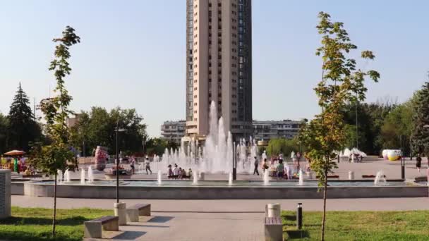 Almaty City Timelapse Ιουλίου 2023 Καζακστάν Αλμάτι Λεωφόρος Ντόστικ Ξενοδοχείο — Αρχείο Βίντεο