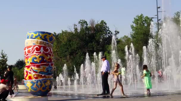 2023年7月29日 阿拉木图 哈萨克斯坦 阿拉木图 Dostyk大道 哈萨克著名民谣歌手扎姆塔瓦纪念碑 — 图库视频影像